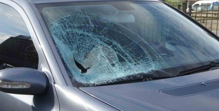 Yaya geçidinde otomobil bisiklete çarptı: 1 yaralı
