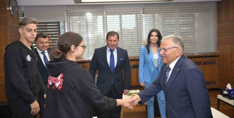 Başkan Büyükkılıç, genç milli sporcuları ağırladı
