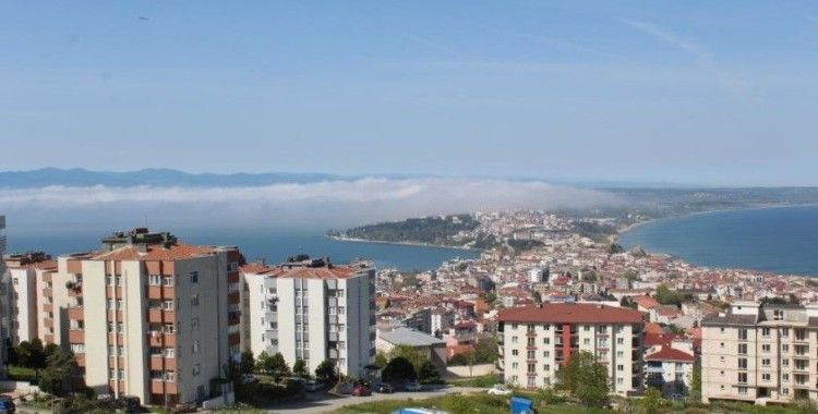 Sis bulutları denizden gelerek şehrin üzerinden geçti