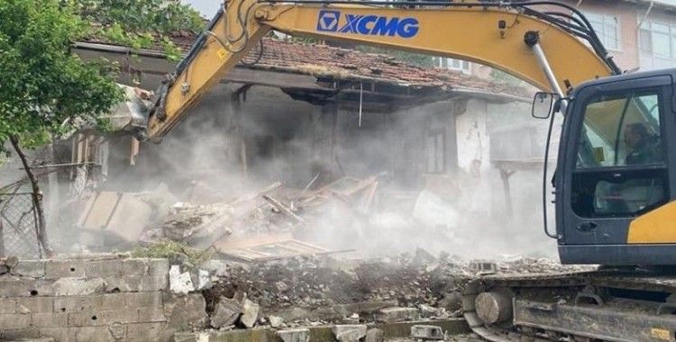 Felaketi yaşayan ilçede yıkılan bina sayısı 120 oldu
