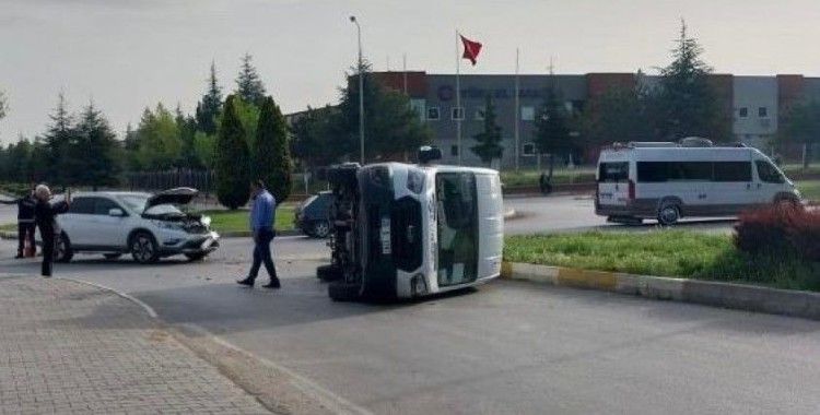 Eskişehir’de işçileri taşıyan minibüs devrildi: 5 kişi yaralandı