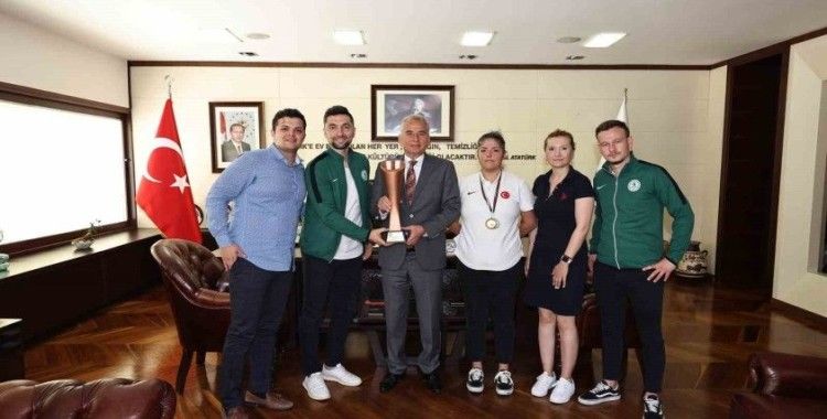 İşitme engelli sporcular Başkan Zolan’la buluştu