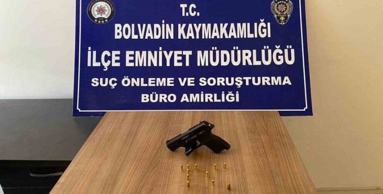 Polis yaptığı aramada ruhsatsız tabanca ele geçirdi

