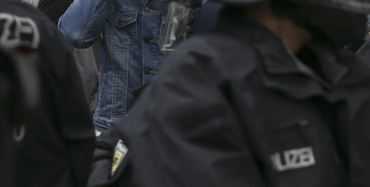 Almanya'da gözaltına alınan Türk gazeteciler serbest bırakıldı