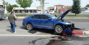 Kontrolden çıkan araç refüje çarptı: 1 yaralı
