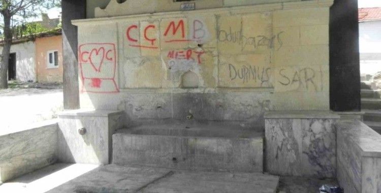 Tarihi çeşme onarılmayı bekliyor
