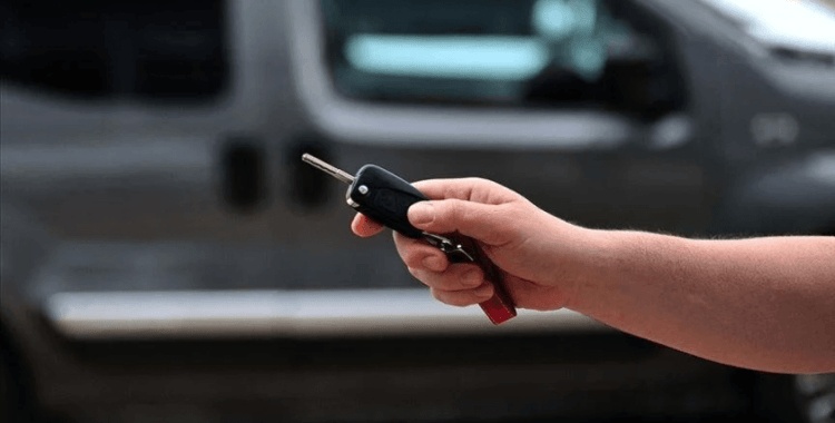 İkinci el online oto pazarında nisanda satışlar azaldı, fiyatlar arttı