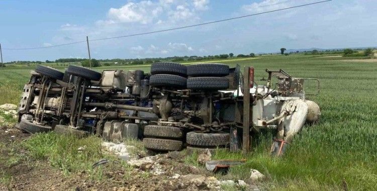 Direksiyonu kilitlenen beton mikseri devrildi
