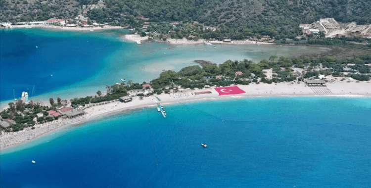 Fethiye'de sahile 1000 metrekarelik Türk bayrağı açıldı