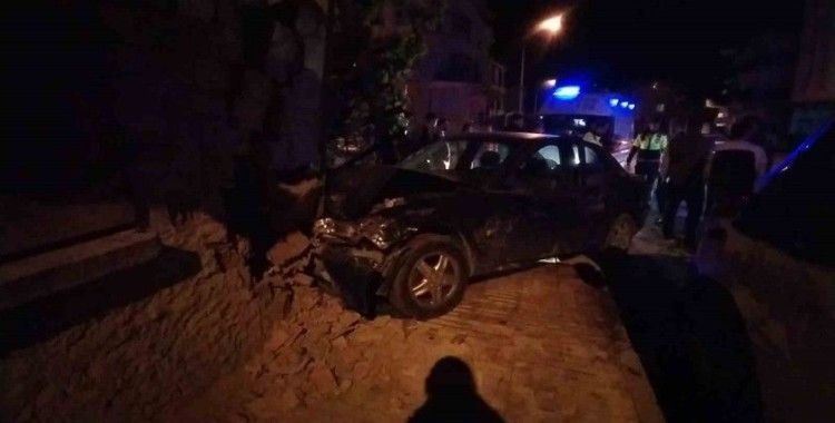 Çorum’da iki otomobil çarpıştı: 3 yaralı
