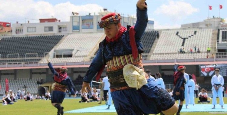 Gençlerin gösterileri ayakta alkışlandı
