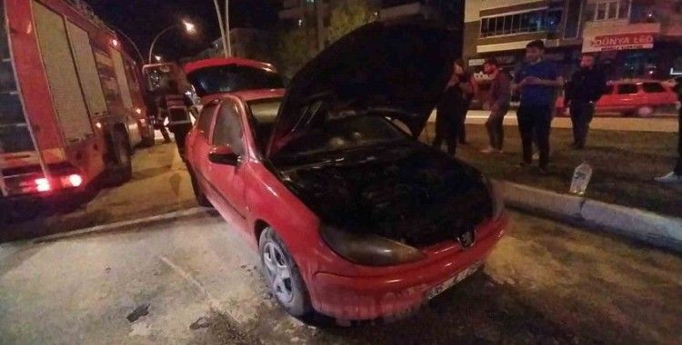 Seyir halindeki otomobil alev aldı
