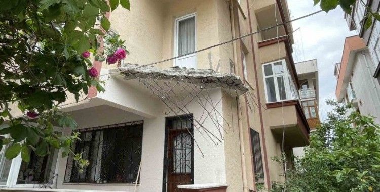 Avcılar’da balkonu çöken 36 yıllık bina tahliye edildi
