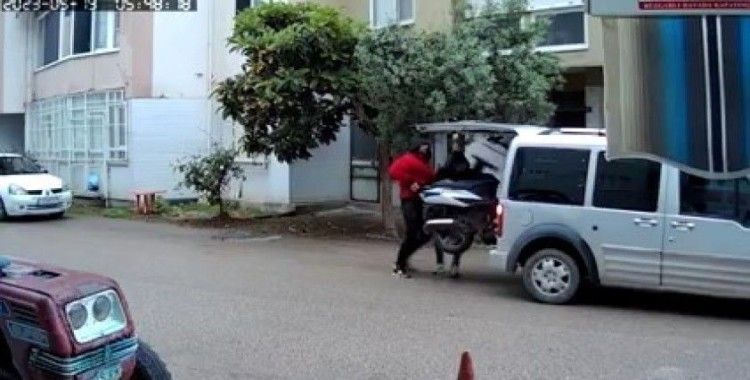 Yolda gördükleri motosikleti 1 dakikada böyle çaldılar
