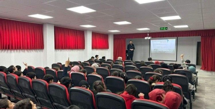 Kars’ta öğrencilere siber suçlar anlatıldı
