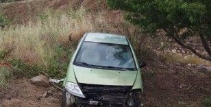 Kayganlaşan yolda kontrolden çıkan otomobil tarlaya uçtu

