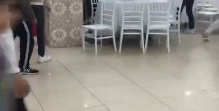 Düğünde meydan kavgası, masa ve sandalyeler havada böyle uçuştu
