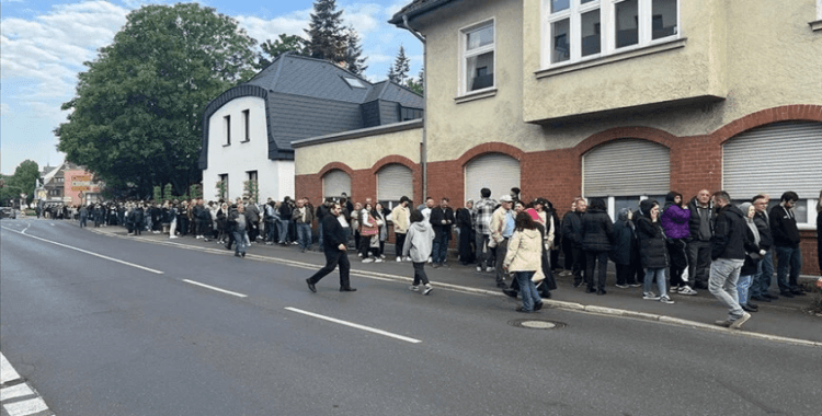 Almanya'da, Cumhurbaşkanı Seçimi'nde oy vermek isteyenler uzun kuyruklar oluşturdu