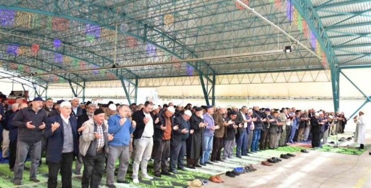 İnönü’de binlerce kişi yağmur duası için toplandı
