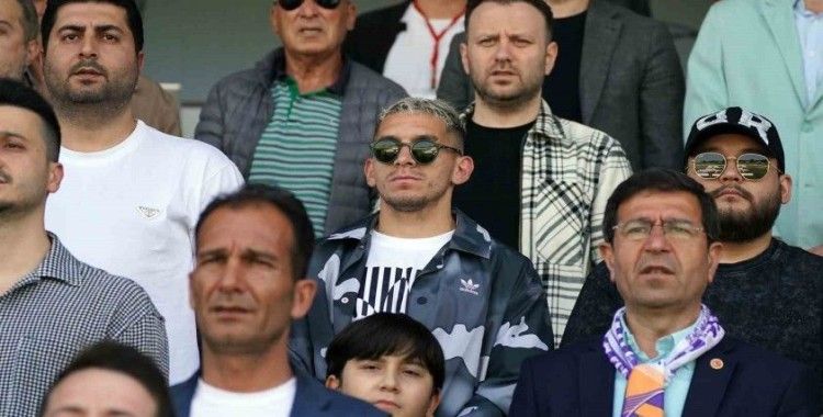 Lucas Torreira, Eyüpspor - Ankara Keçiörengücü maçını takip ediyor
