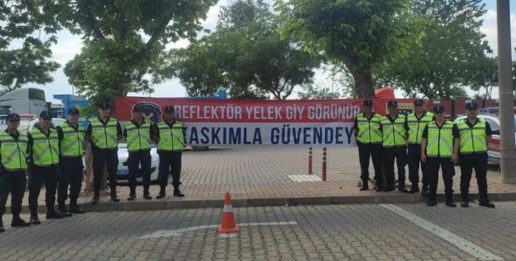 İzmir’de jandarma 300 reflektif yelek dağıttı

