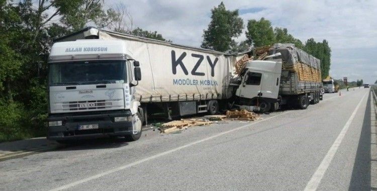 Yol kenarına park eden tıra arkadan gelen başka tır çarptı
