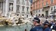 İklim aktivistlerinden Roma'daki 'Aşk Çeşmesi'nde boyalı protesto