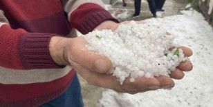 Dolu yağışı Kemaliye’nin yollarını beyaza büründürdü
