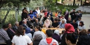 TBMM Başkanı Şentop, belediyenin konaklama kararına son verdiği depremzedeleri ziyaret etti