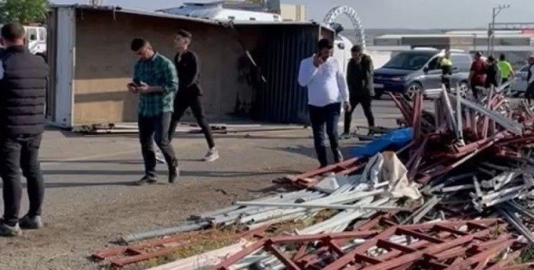 Batman’da inşaat malzemesi yüklü kamyon devrildi: 4 yaralı
