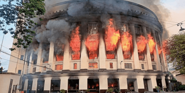 Filipinler'de tarihi postanede yangın: 7 yaralı