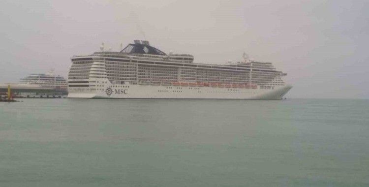 Kuşadası’na kruvaziyer gemileriyle birlikte 4 bin turist geldi
