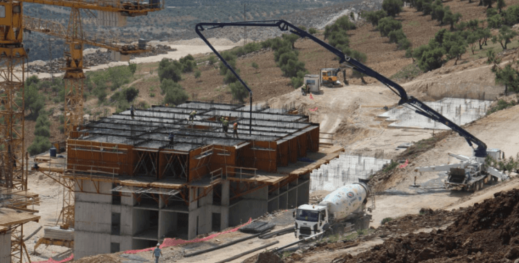 Depremzedeler için gece gündüz afet konutu mesaisi