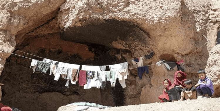 Afganistan'da binlerce aile mağaralarda yaşam mücadelesi veriyor