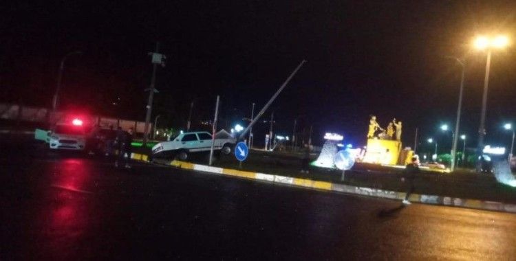 Elazığ’da otomobil aydınlatma direğine çarptı: 1 yaralı