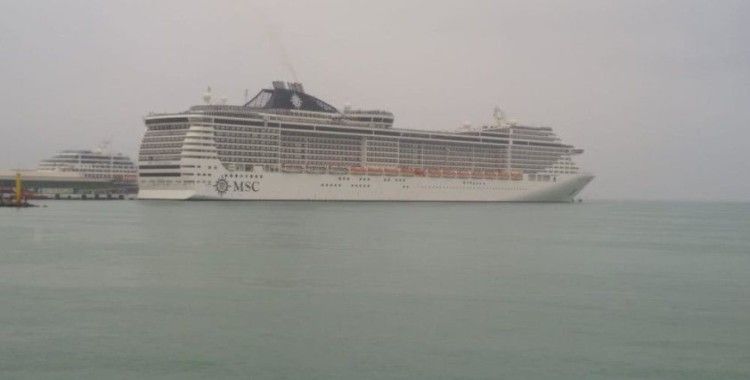 Kuşadası'na kruvaziyer gemileriyle birlikte 4 bin turist geldi