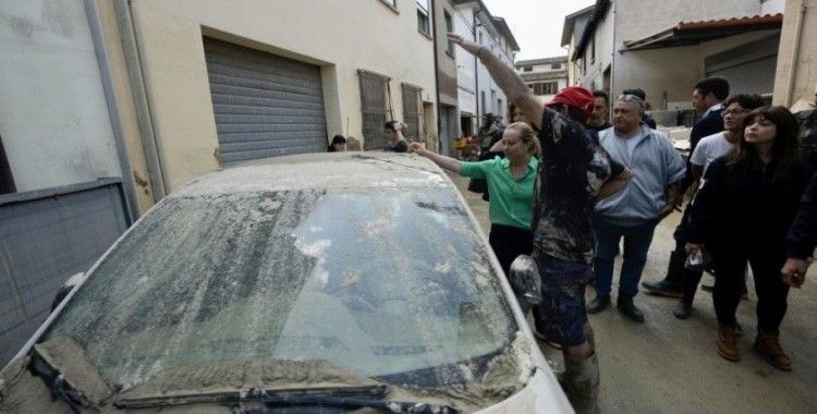 İtalyan Başbakan Meloni, çizmelerini giydi sel bölgesini ziyaret etti