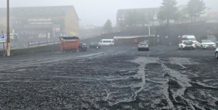 Etna Yanardağı yeniden lav ve kül püskürttü