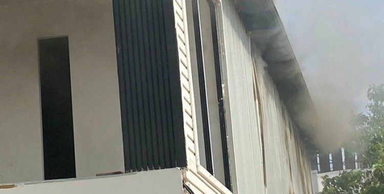 İnşaat halindeki emlak ofisinden çıkan yangın ekipleri alarma geçirdi