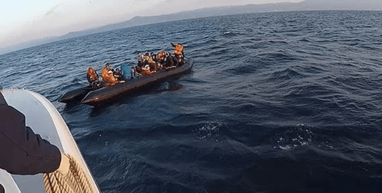 AB Yunanistan'ı, geri itme iddialarıyla ilgili 'resmi adımlar' atabileceği konusunda uyardı