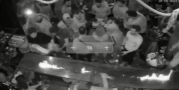 Beyoğlu'nda eğlence mekanında ispirto şişesinin patlamasıyla alevler arasında kalan 3 kişi yaralandı