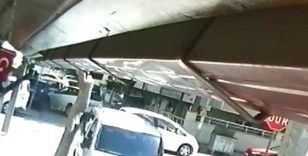 2 araç çarpıştı, en büyük hasarı park halindeki otomobil aldı
