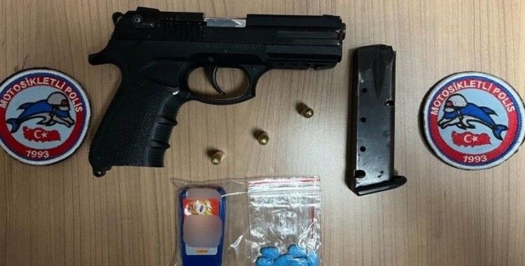 Şüpheli şahıslardan tabanca, tüfek ve uyuşturucu madde ele geçirildi
