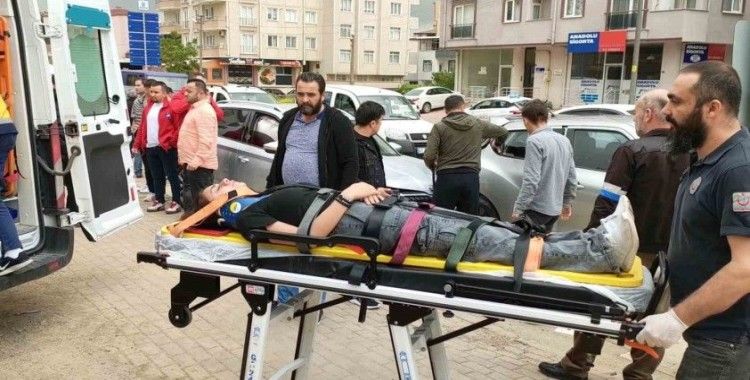 Otomobil kırmızı ışıkta bekleyen araca çarptı: 1 yaralı
