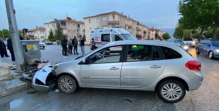 Kayganlaşan yolda kontrolden çıkan otomobil direğe çarptı: 1 yaralı
