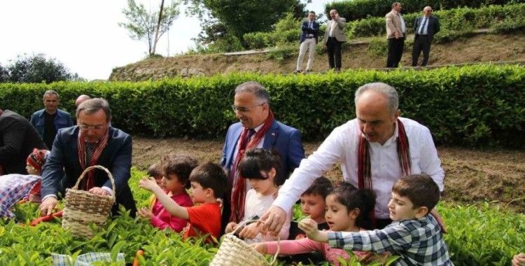 Rize protokolü minik öğrencilerle beraber çay bahçesine girdi
