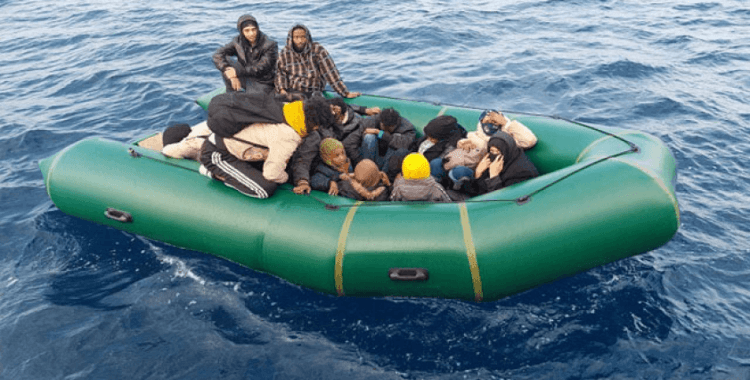 Ayvalık açıklarında 72 düzensiz göçmen kurtarıldı