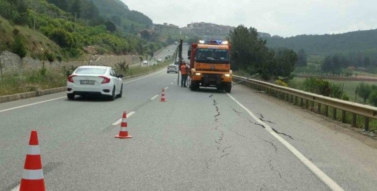 Sağanak yağışın etkili olduğu Menteşe’de yol çöktü
