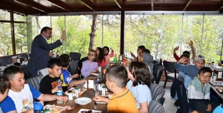 Belediye Başkanı Doğan, minik tiyatrocularla yemekle bir araya geldi
