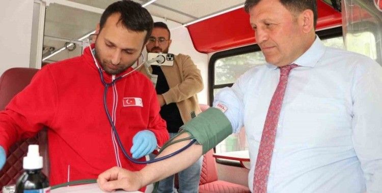 Depremzede vatandaşlardan kan bağışına yoğun ilgi